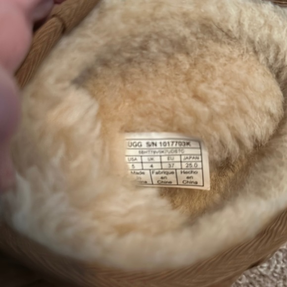 Ugg’s chestnut size 5/7. Girls 5, women’s 7. Good condition, minor wear. - Picture 5 of 5